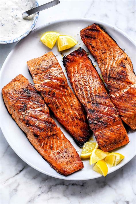 6 days ago · Brush the salmon with oil. Sprinkle the fillets with salt, pepper, and other desired seasonings. Grill the salmon skin-side down over medium-high heat for about 6 to 7 minutes. Flip the salmon, cooking for about 2 to 4 minutes more. Let rest for 5 minutes on a clean plate. 